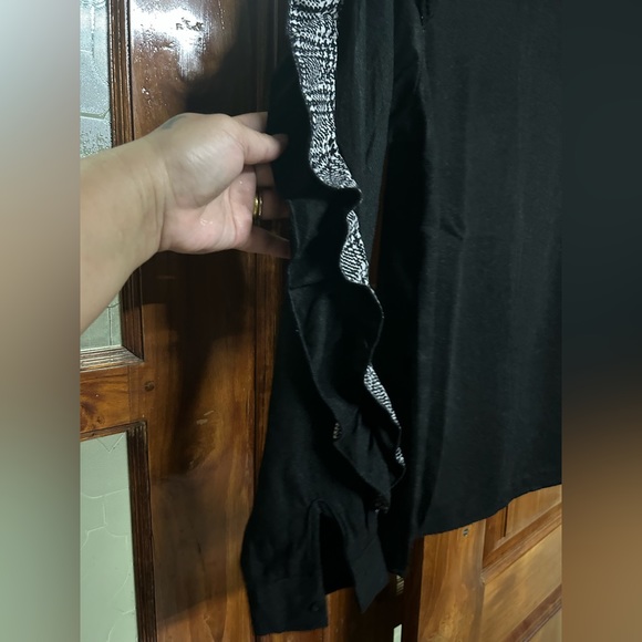 Zara ruffle design top. Size Small. Used - Picture 5 of 9